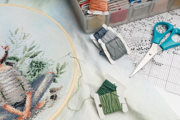 kolekcja haftów na tle drewnianym